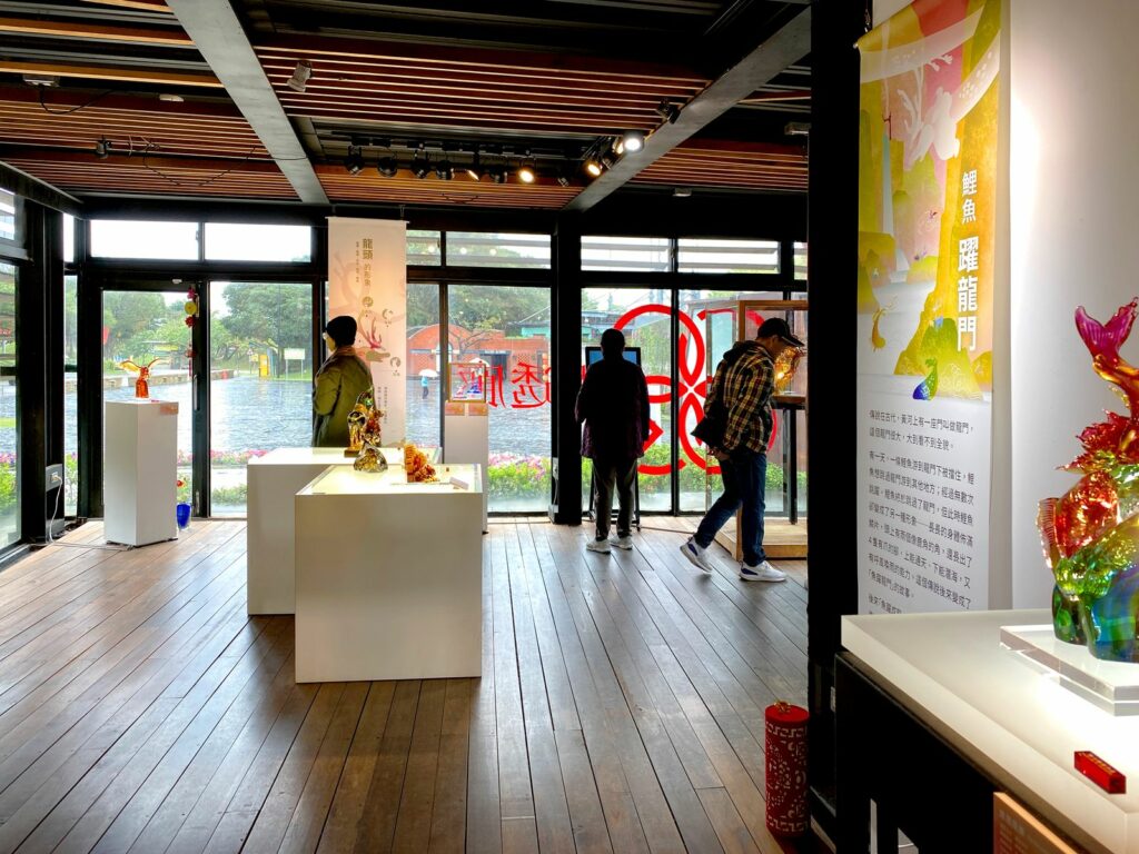 展場設置「龍門」,搭配「魚躍龍門」故事,民眾在觀展時先穿過龍門變成龍,在新春討個好彩頭。