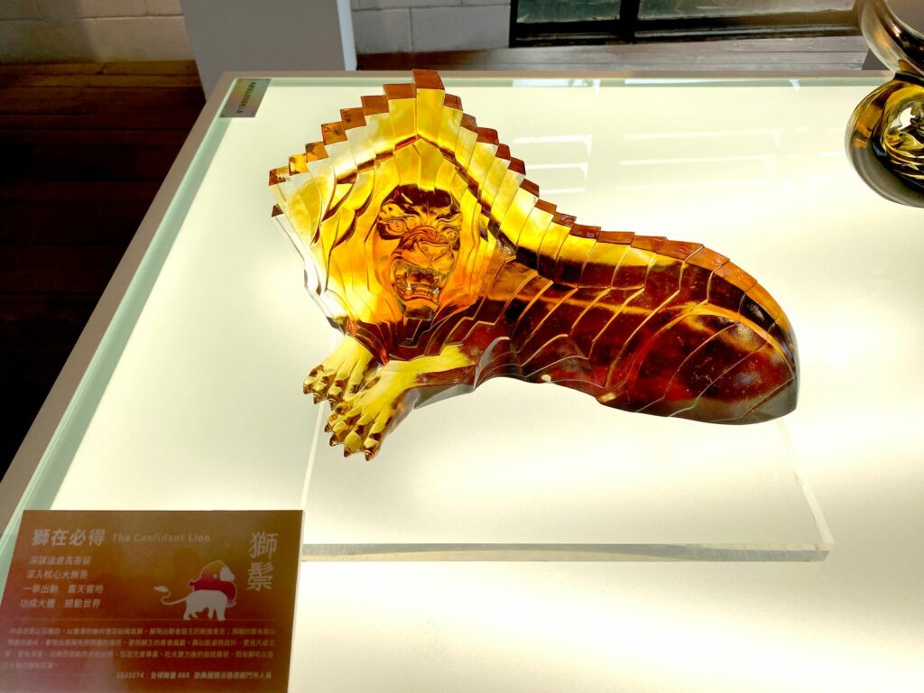 展品【獅在必得】,傳說龍的蓬鬆鬃毛是來自獅子的意象