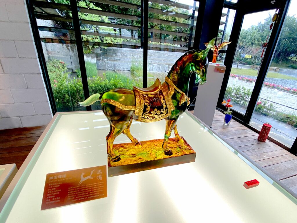 展品【神采輝耀】,傳說龍嘴是來自馬嘴的意象