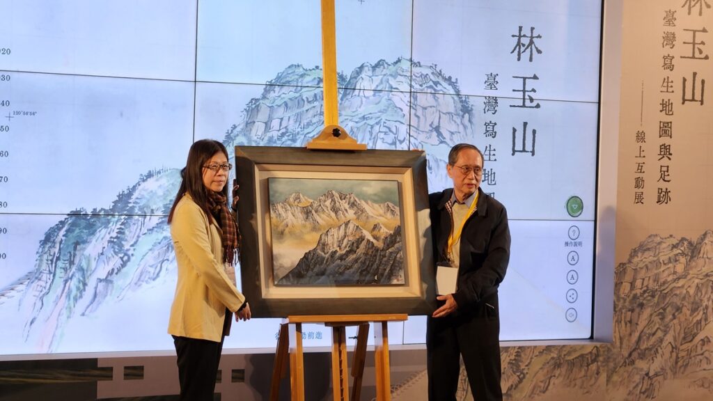 國美館陳貺怡館長代表致送捐贈感謝牌及〈高山積雪〉複製畫,表達對藝術家家屬的敬意,由林玉山家屬林柏亭接收。(圖/陳惠玲攝影)