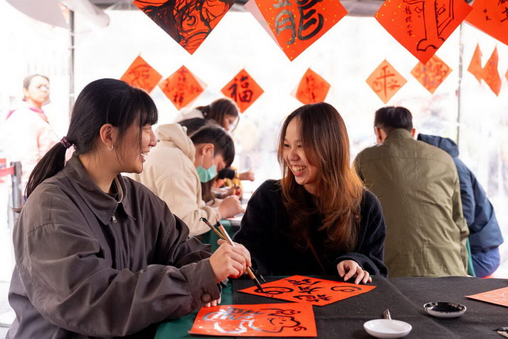 歡迎大家126-28免費來體驗「龍來年味DIY」寫斗方活動