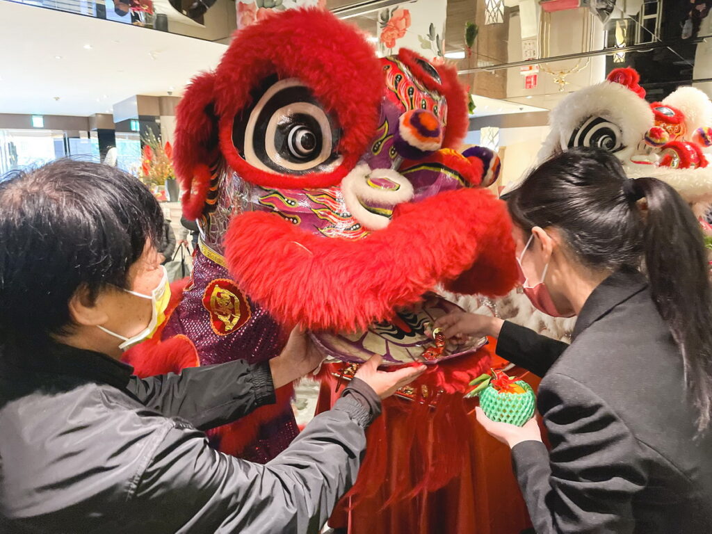 農曆大年初一,醒獅繞行增添喜氣與賓客一起互動(圖由台北凱撒大飯店提供
