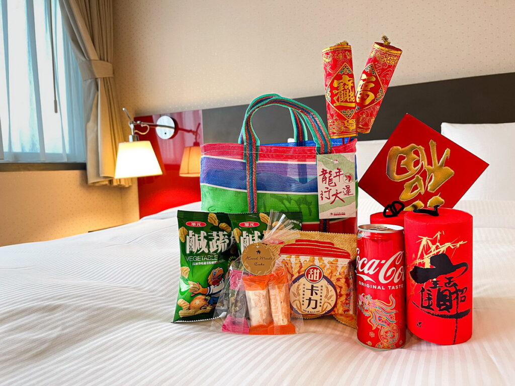 農曆除夕至大年初二入住,可獲得應景的迎賓復古零食組(圖由台北凱撒大飯店提供