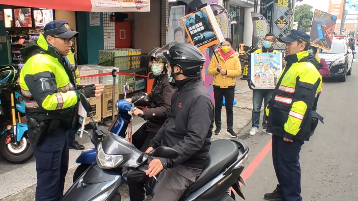 ▲圖說:員警於臺中火車站加強宣導路口停讓及強力執法,打造優質交通環境 (圖/台中市政府提供)