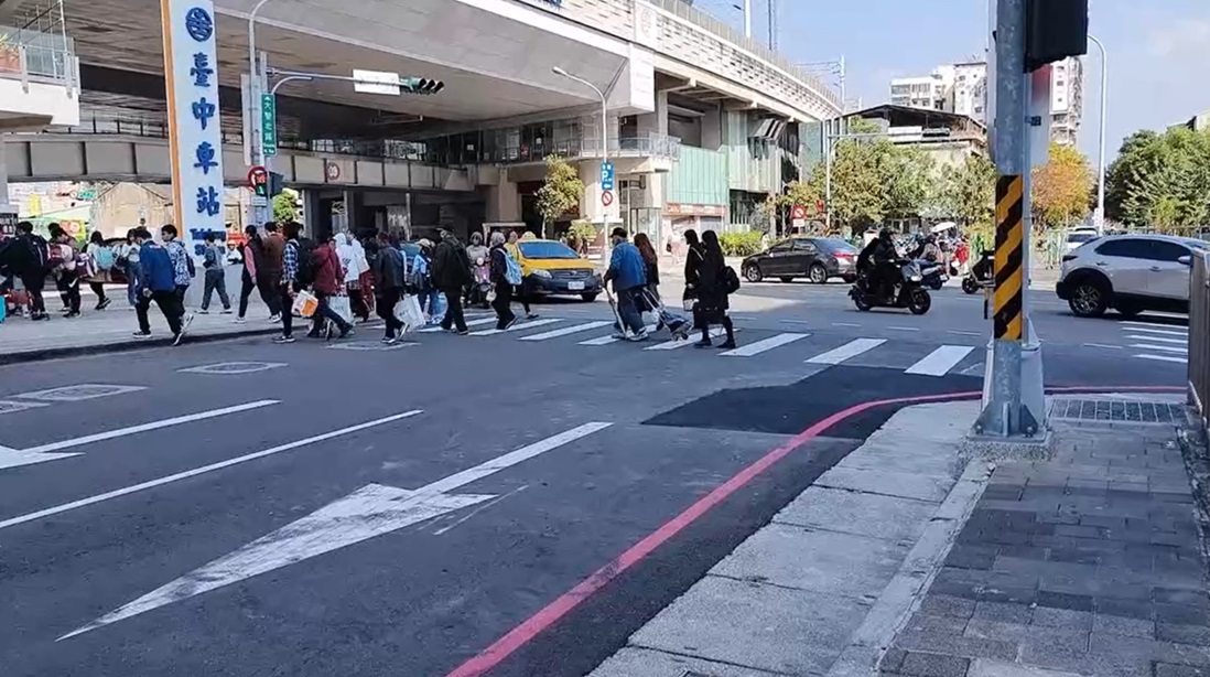 ▲圖說:觀察目前臺中火車站交通情況,汽機車都會等待行人過斑馬線後才通行 (圖/台中市政府提供)