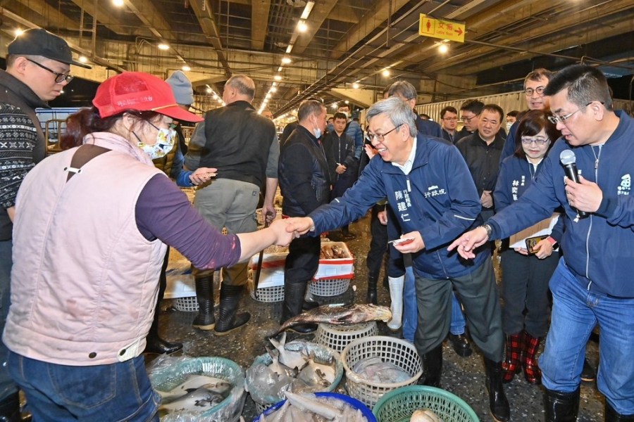 視察北市魚類、果菜批發市場 陳建仁感謝業者穩定春節消費需求 250 視察北市魚類、果菜批發市場 陳建仁感謝業者穩定春節消費需求 249