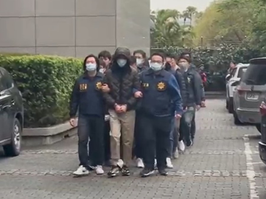 搜索詐欺洗錢集團逮10人 敲門交款116萬元28歲男嘆自投羅網 270 cnews204240130a01