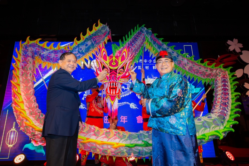 桃園市中小企業協會創會理事長劉志雄(左)、與現任理事長楊聯智(右),一同為祥龍點睛。(圖/諾瓦材料科技提供)