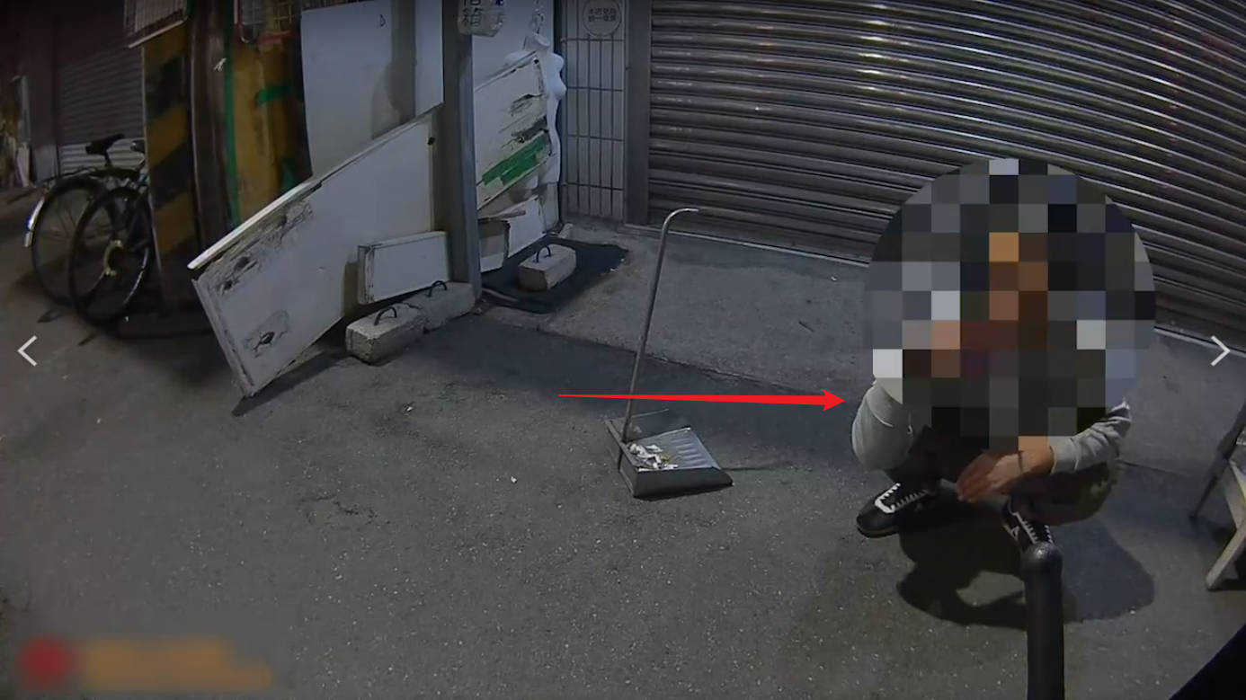 警方於路邊查獲持械男畫面。〈圖/記者蔡宗武翻攝〉