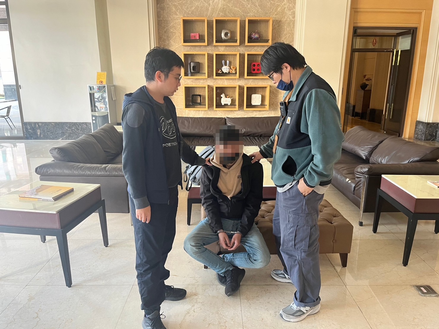詐欺把風手玩手機失風！ 警兵分二路順利逮獲兩名車手。〈圖/記者蔡宗武翻攝〉