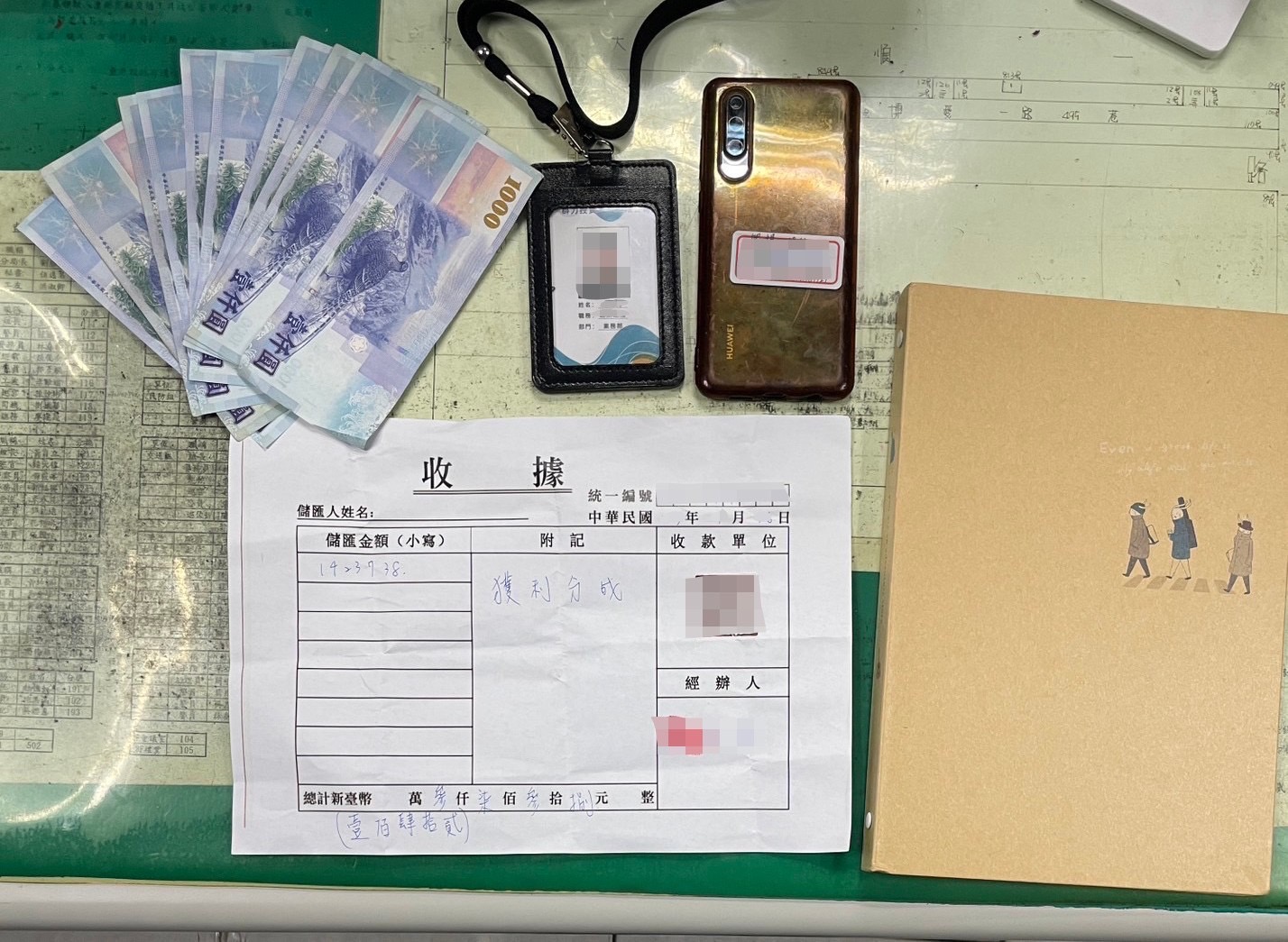 隨後更在二人身上查扣現金新台幣1萬元、偽造工作證及取款收據等證物。〈圖/記者蔡宗武翻攝〉