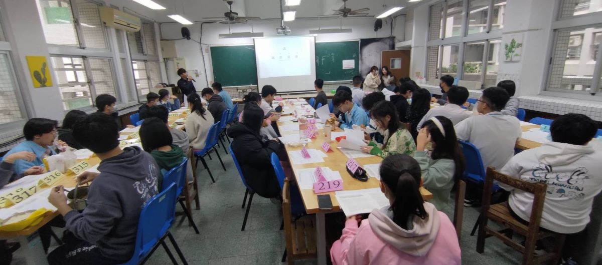 與轄內學校內湖高中合作，辦理反詐騙入班宣導，警員劉忠穎針對青少年常見之詐騙宣講。（記者薛秀蓮翻攝)