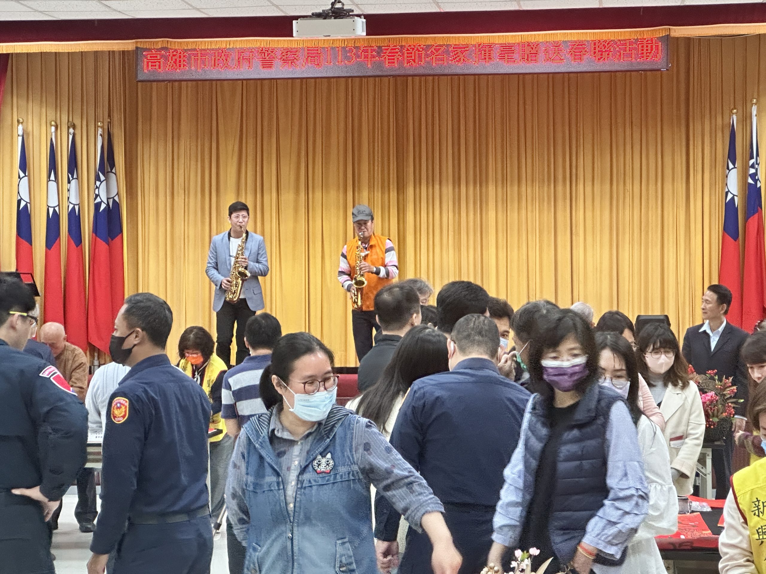 現場揮毫贈送春聯，讓同仁在年節期間能夠感受到濃濃的新春喜氣。〈圖/記者蔡宗武翻攝〉