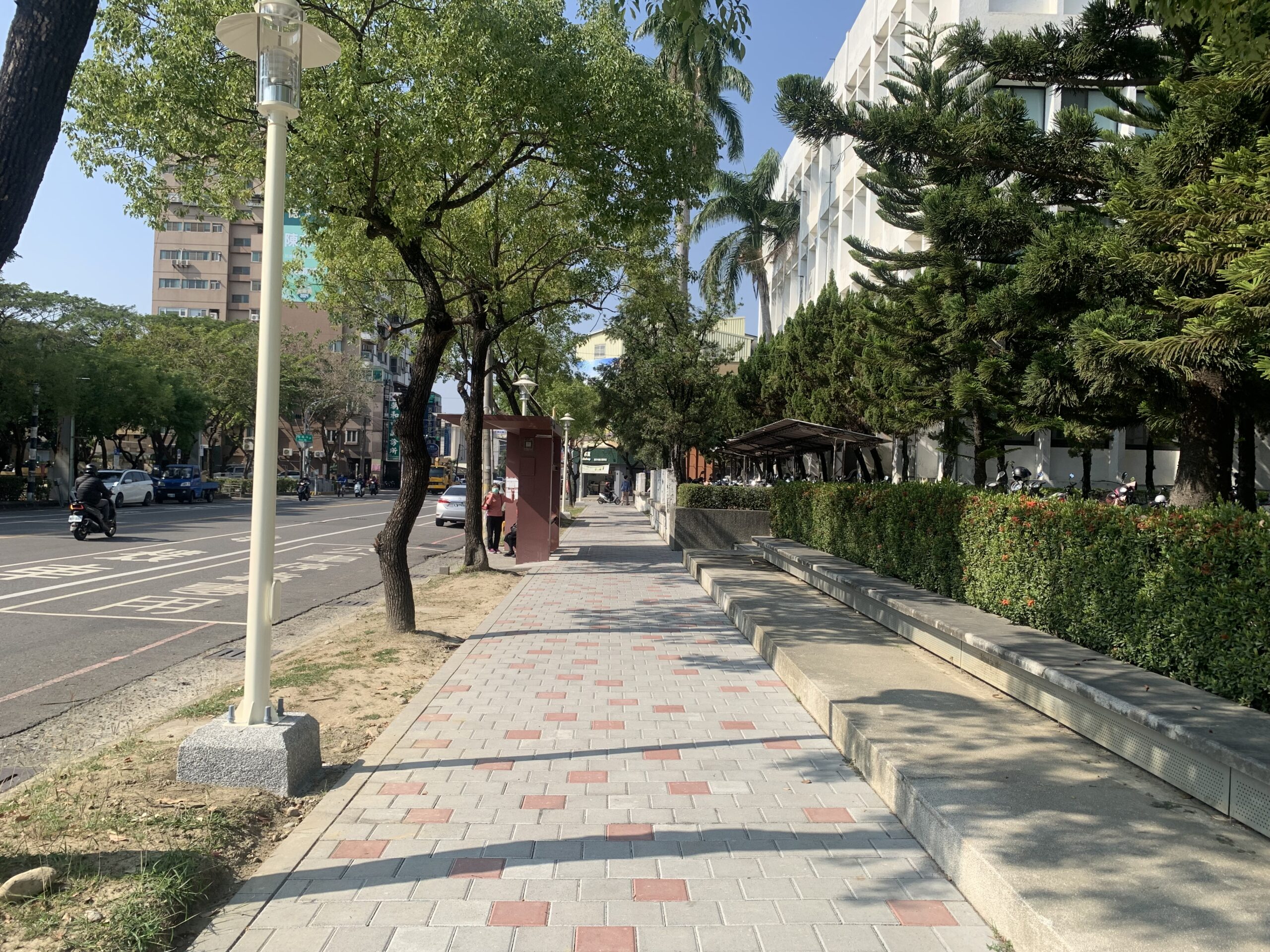 新營民治市政中心周邊人行環境改善完工  全齡無礙步道再+1