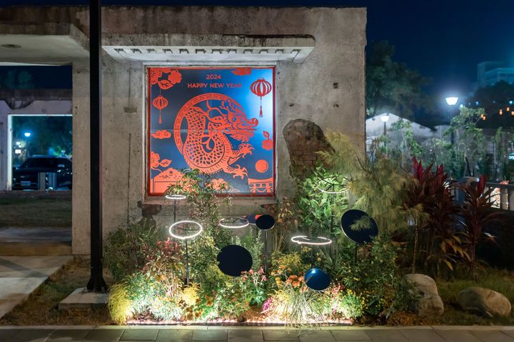 勝利星村遺構公園剪紙結合花藝,增添年節氛圍。 圖:屏東縣政府文化處/提供