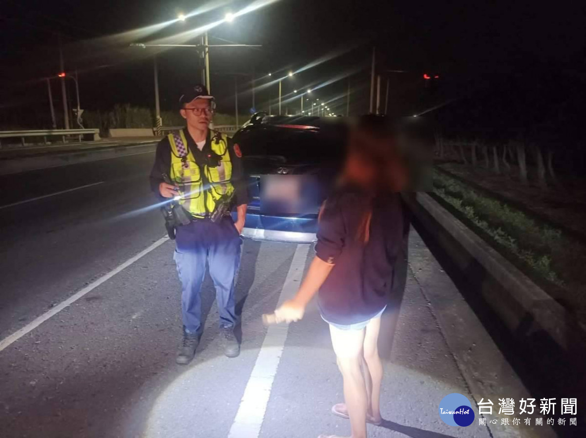 吳女開車返家路上發覺車子有異狀，向警方求助／台西警分局提供