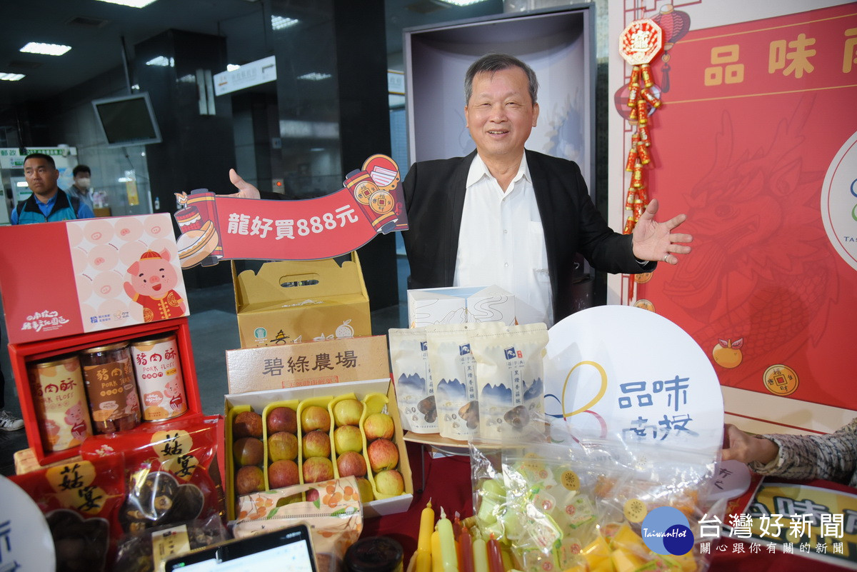 王副縣長強力推薦南投青農產品。(縣府提供)