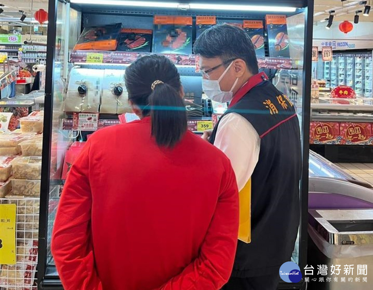 縣府消保官說明稽核情形。圖/記者鄧富珍翻攝