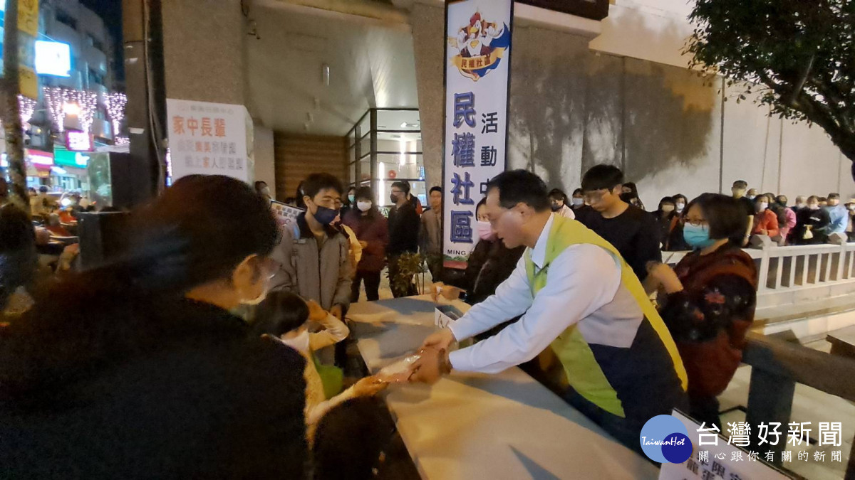 彰化市長林世賢發放「彰化龍賀‧歡喜有春」新年龍燈。圖/記者鄧富珍攝