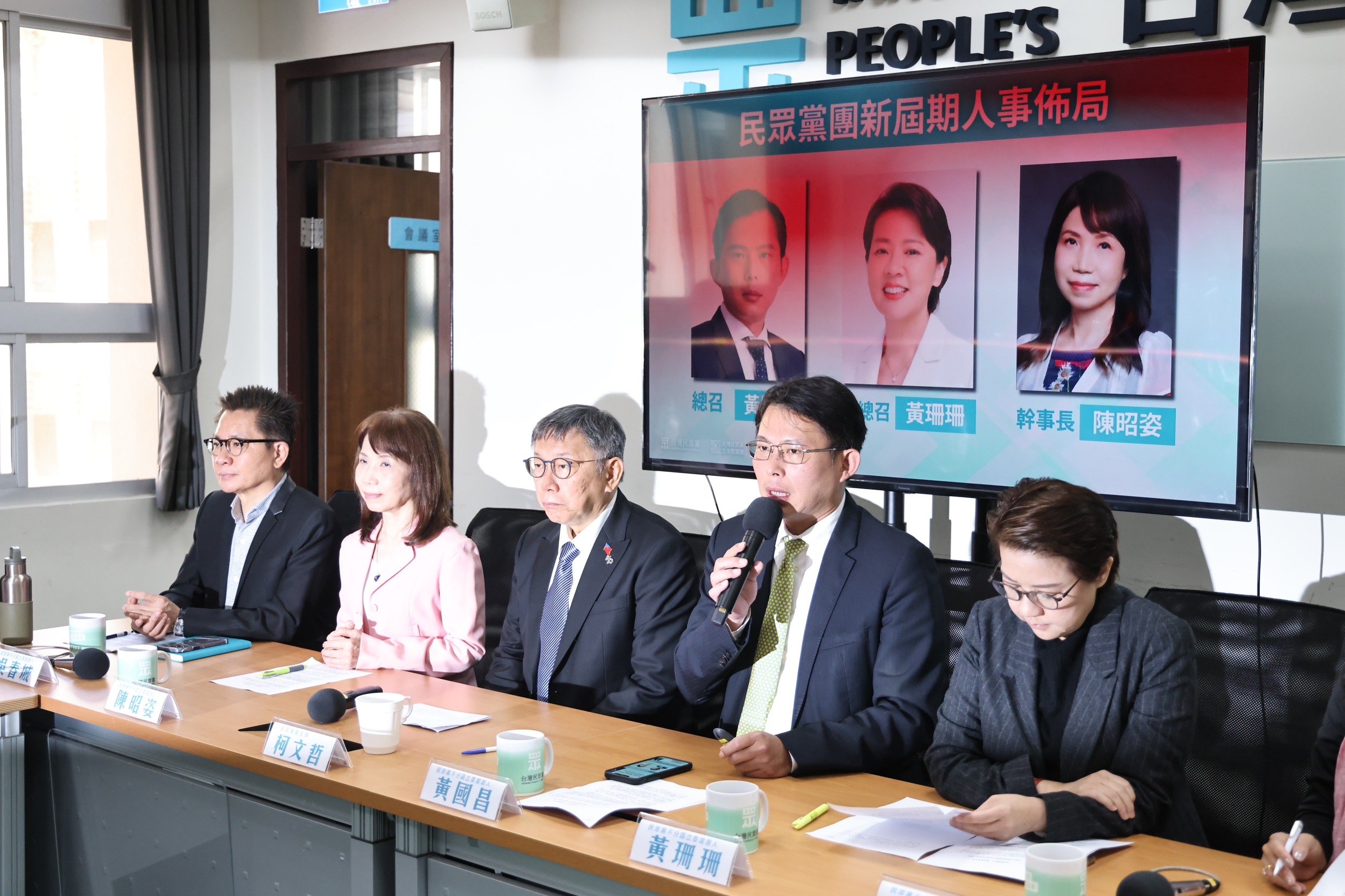 民眾黨主席柯文哲今率領黨團舉行記者會,宣布黨團總召為黃國昌,副總召黃珊珊,幹事長陳昭姿。林啟弘攝