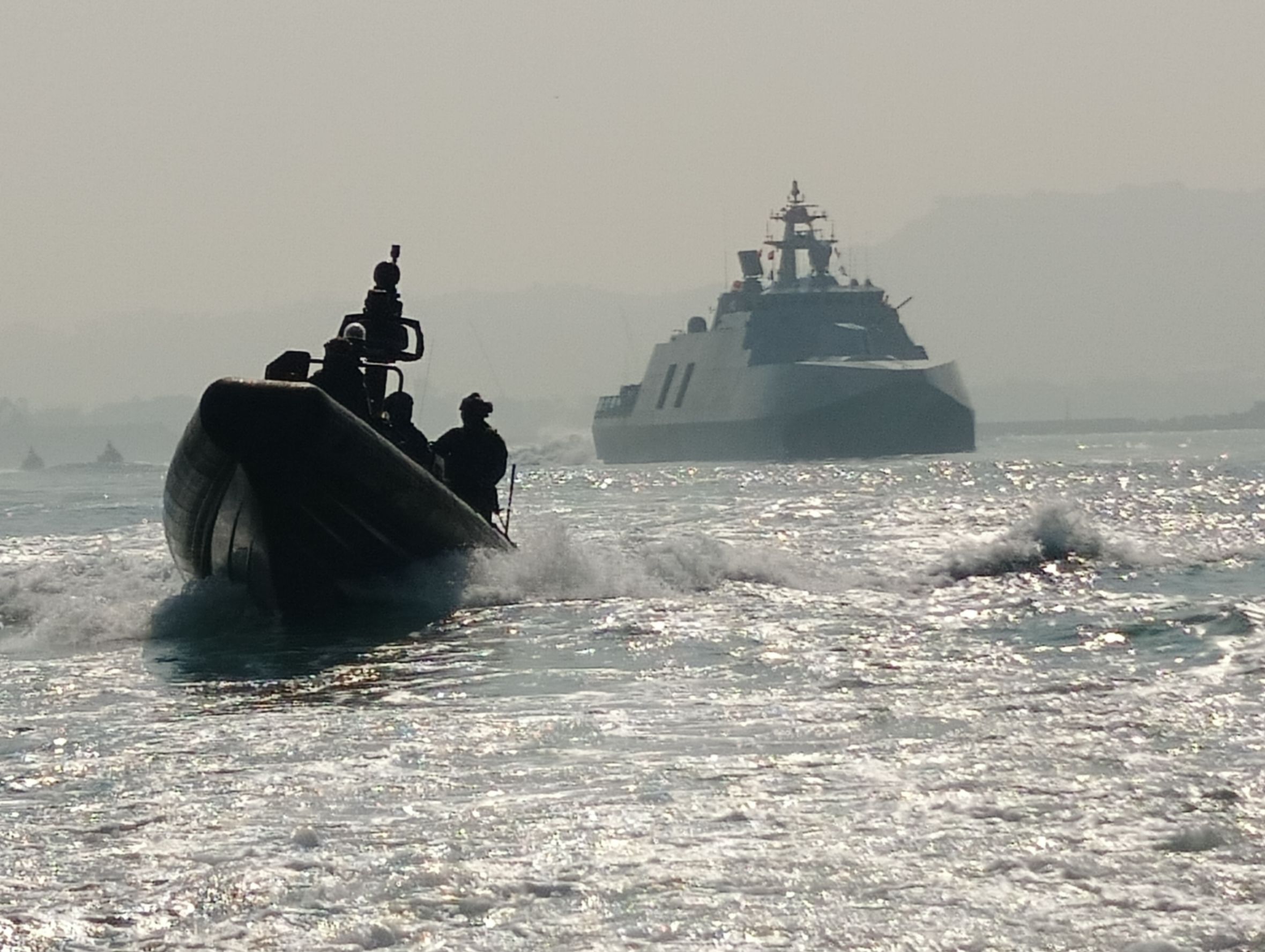 塔江艦配合M109突擊艇進行海上掃盪。王烱華攝