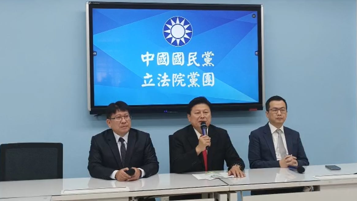 國民黨立法院新任總召傅崐萁(中)31日上任後首場記者會,回應媒體提問。翻攝直播畫面