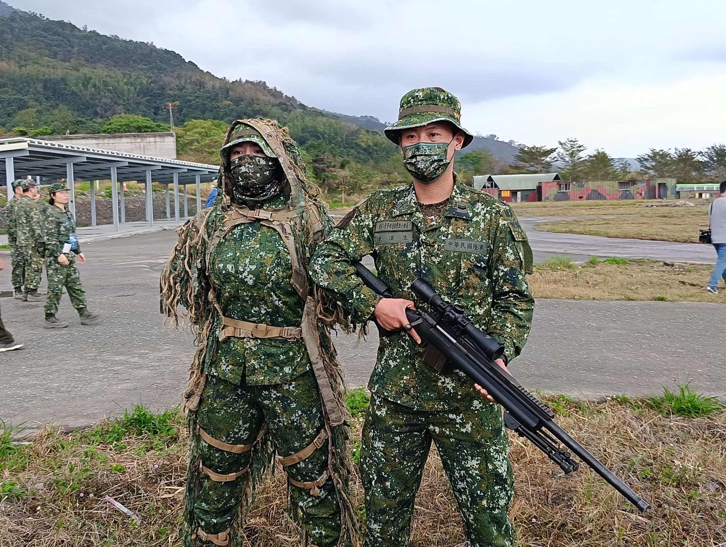 國軍首對史密斯夫婦,持狙擊槍者是陳漢生中士;著狙擊服是簡佩華上士。王烱華攝