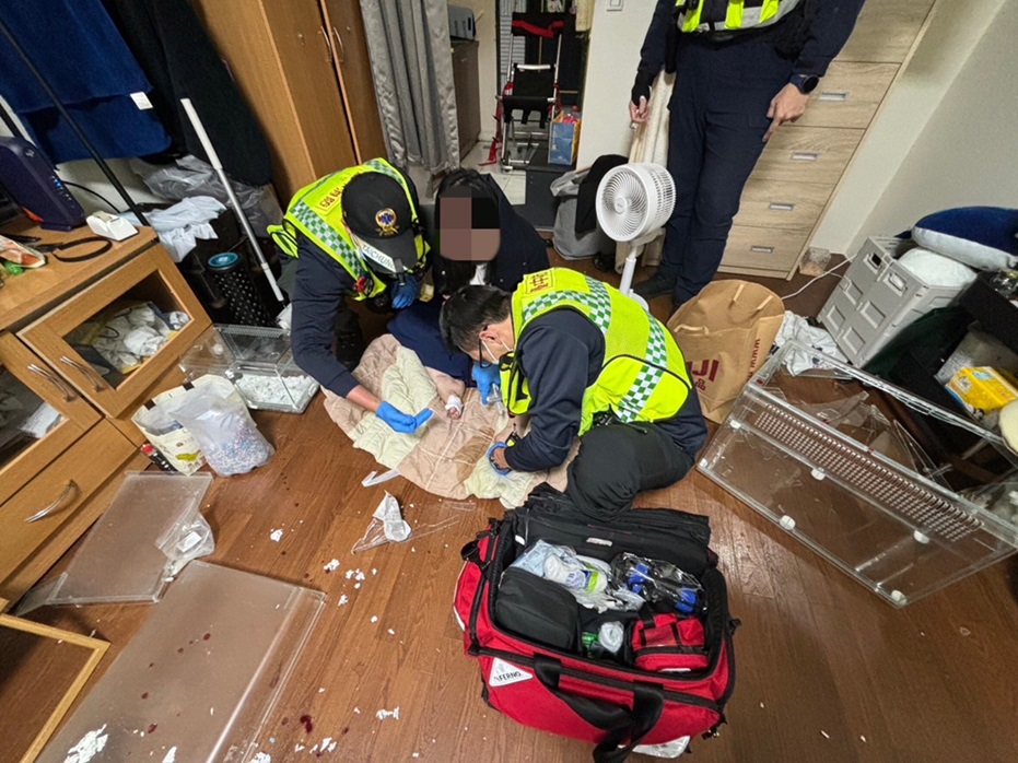 ▲圖說：救護人員緊急幫古女傷口止血包紮，經迅速送醫救治後幸無大礙 （圖／台中市政府提供）