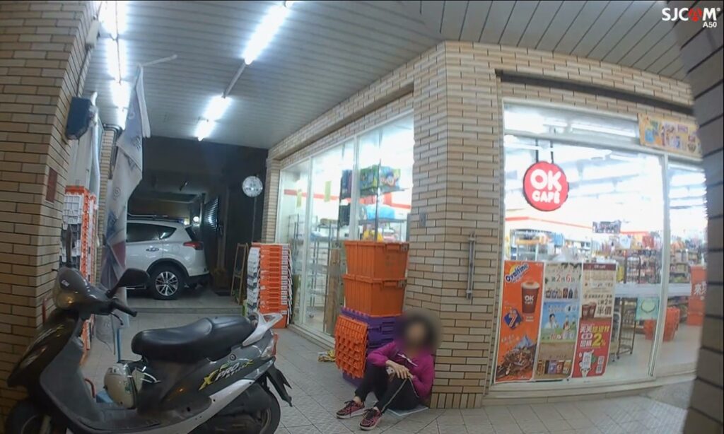 ▲圖說:有心臟宿疾婦人因身體不適,蜷縮在超商騎樓休息 (圖/台中市政府提供)