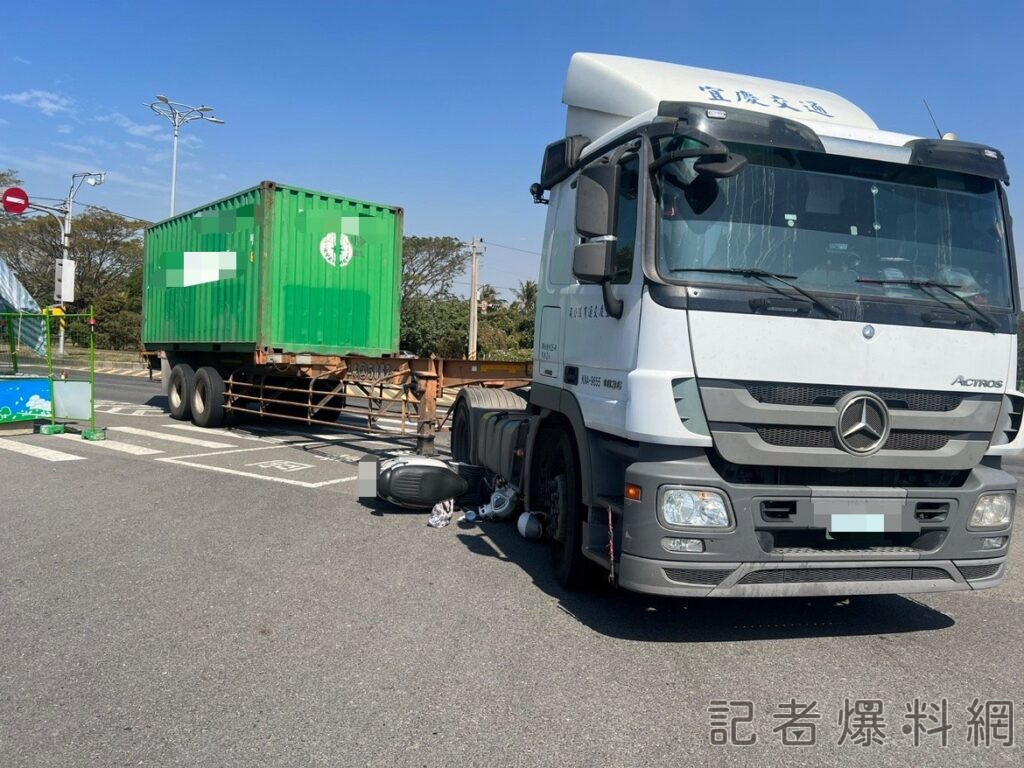 ▲高雄小港今發生大貨車與機車碰撞意外。（圖／記者金東天攝）