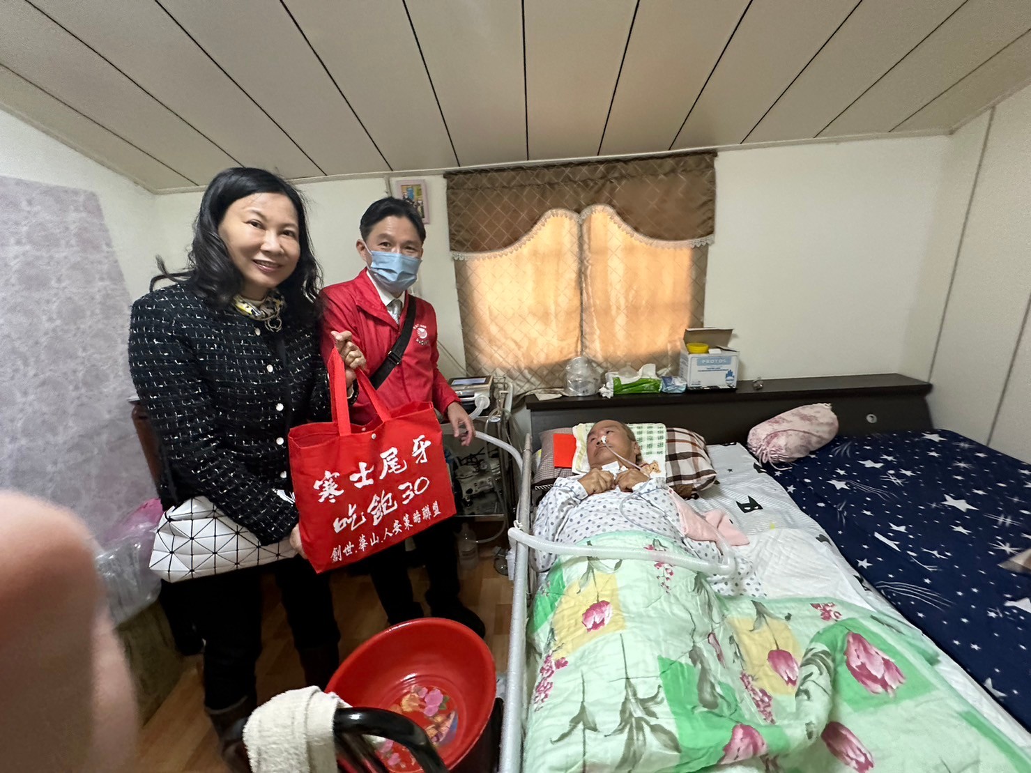 ▲不動產仲介團隊化身為創世傳愛天使，將年禮及紅包，親送至植物人家庭、寒士、街友、清寒單媽及獨居長輩手中，為弱勢朋友帶來一絲溫暖。（創世基金會提供）