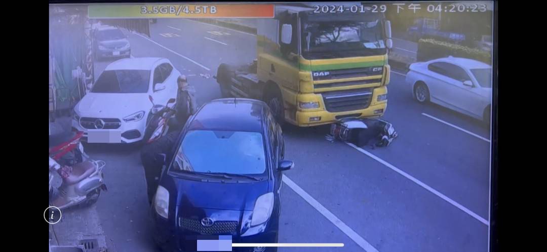 ▲彰化市彰南路發生1起驚悚死亡車禍,曳引車行駛在彰南路往彰化方向,疑似視線死角未注意到前方騎機車騎士,在綠燈起步後直接撞上機車騎士,騎士成輪下冤魂。(民眾提供)