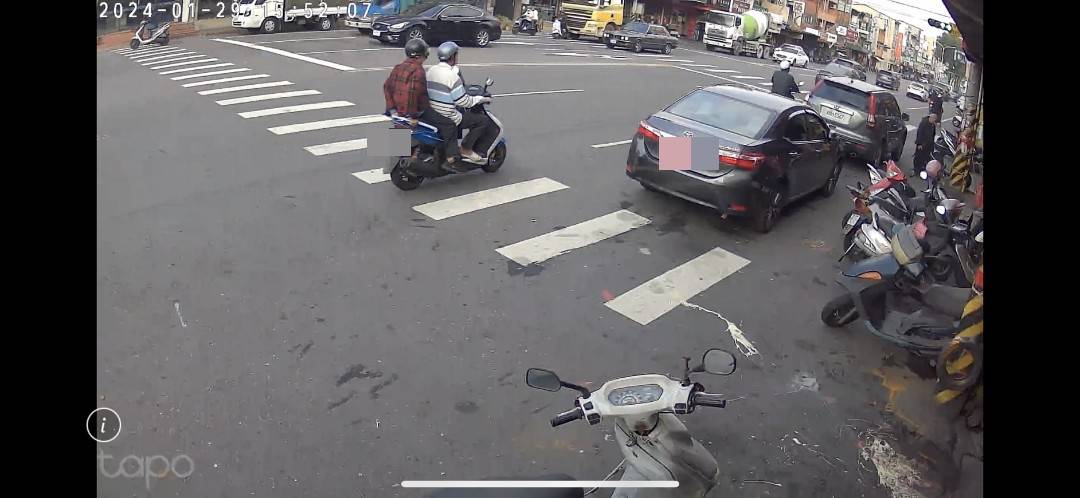 ▲彰化市彰南路發生1起驚悚死亡車禍，曳引車行駛在彰南路往彰化方向，疑似視線死角未注意到前方騎機車騎士，在綠燈起步後直接撞上機車騎士，騎士成輪下冤魂。（民眾提供）