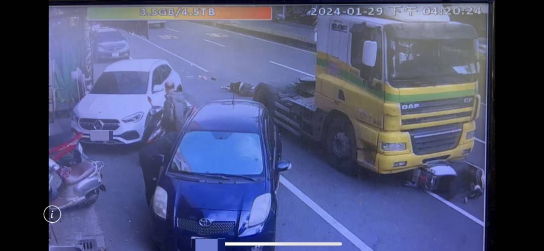 ▲彰化市彰南路發生1起驚悚死亡車禍，曳引車行駛在彰南路往彰化方向，疑似視線死角未注意到前方騎機車騎士，在綠燈起步後直接撞上機車騎士，騎士成輪下冤魂。（民眾提供）