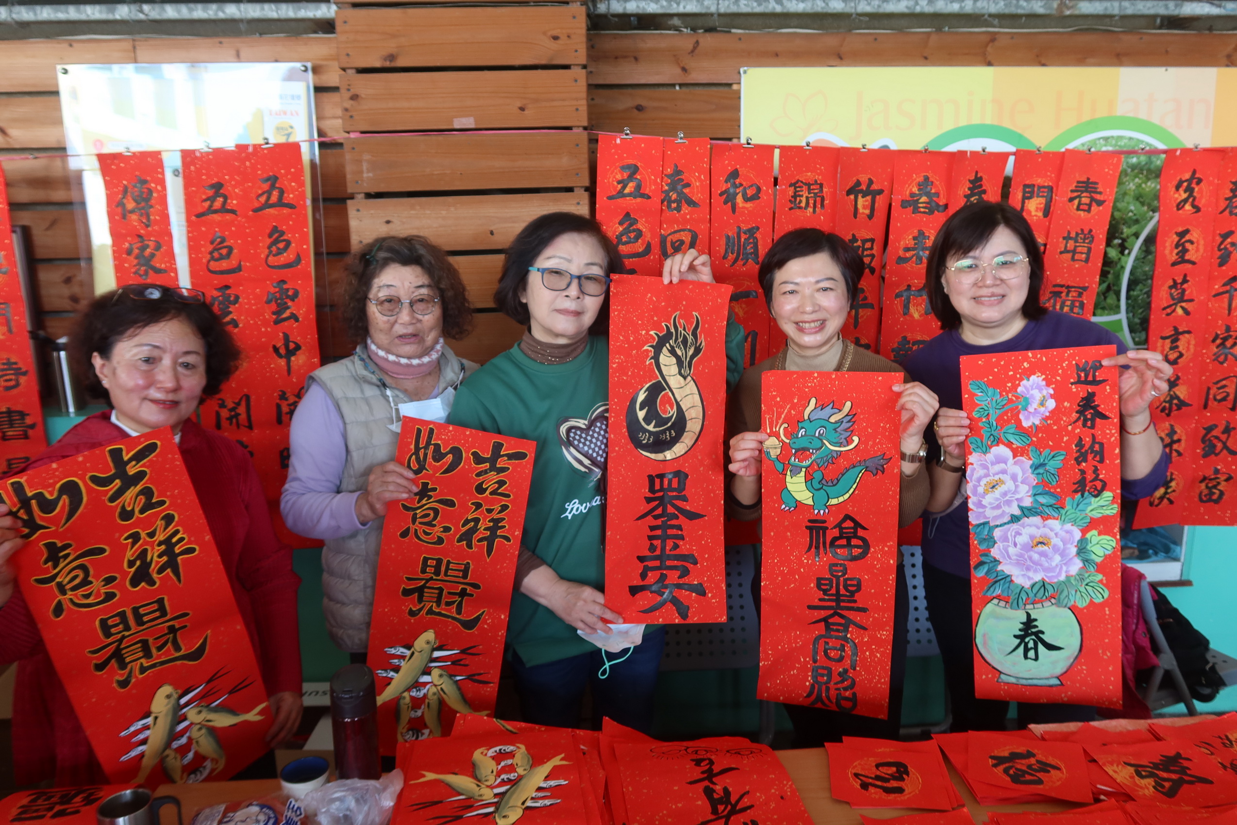 ▲花壇鄉農會邀請農會書法班的平均年齡72歲的班員現場揮毫,寫下「迎春納福」、「吉祥如意」等各式吉祥話春聯,與鄉親一同迎接新年的到來。(記者張溎壕攝)