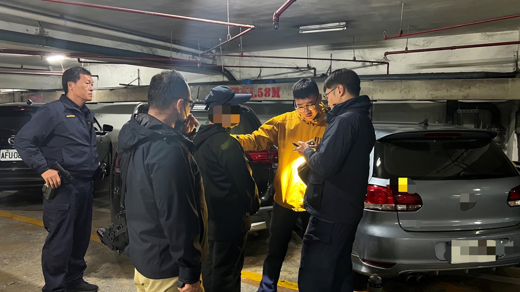 ▲南市警第五分局破獲娃娃機店竊盜集團．逮捕5名犯嫌到案。（圖／記者陳彥霖翻攝）