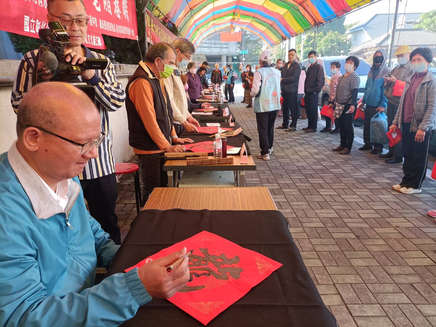 揮毫贈春聯  民眾大排長龍索取 親手寫下「龍」字  台中市議長張清照期許台中經濟龍騰虎躍