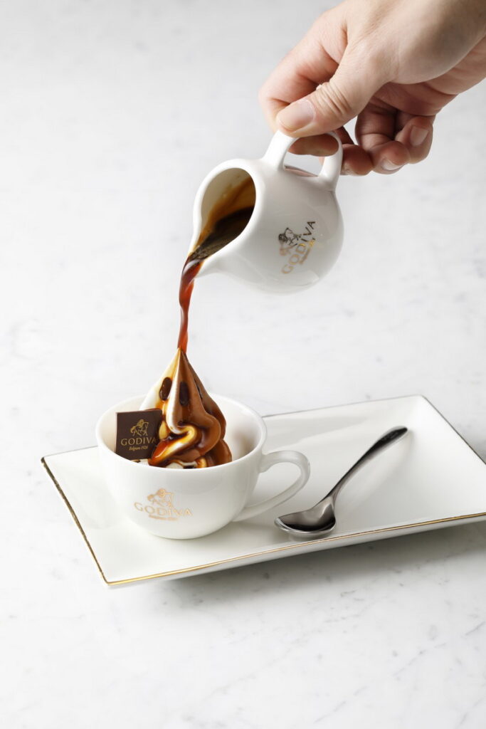 GODIVA A8專門店獨賣!巧克力阿法奇朵以GOIDVA經典濃郁滑順的巧克力搭配霜淇淋及濃縮咖啡,創造冷熱交融、甜而不膩的多層美味! NT$270