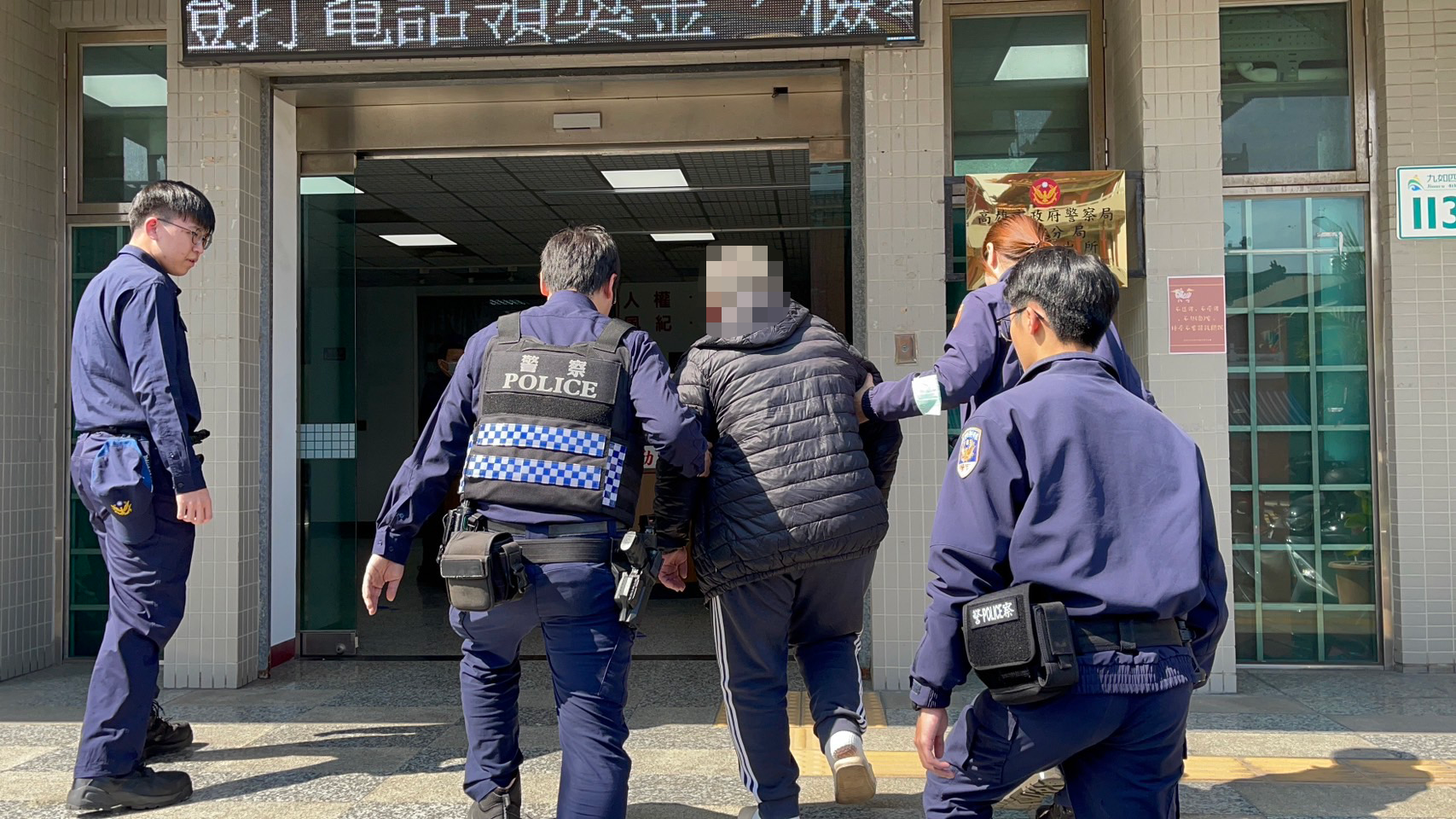鄭女身份一直交代不清，警方利用M-police從鄭女提供的零碎資訊中查出鄭女為橋頭地檢署所發佈的竊盜通緝。〈圖/記者蔡宗武翻攝〉