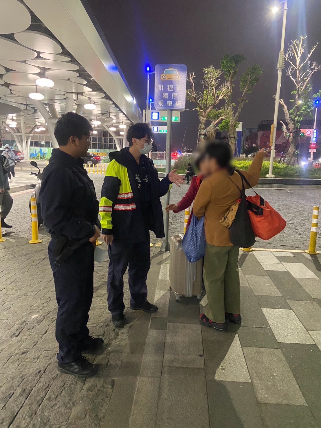 外籍母女火車站失散驚魂記 幸遇暖警積極聯繫助團圓。〈圖/記者蔡宗武翻攝〉