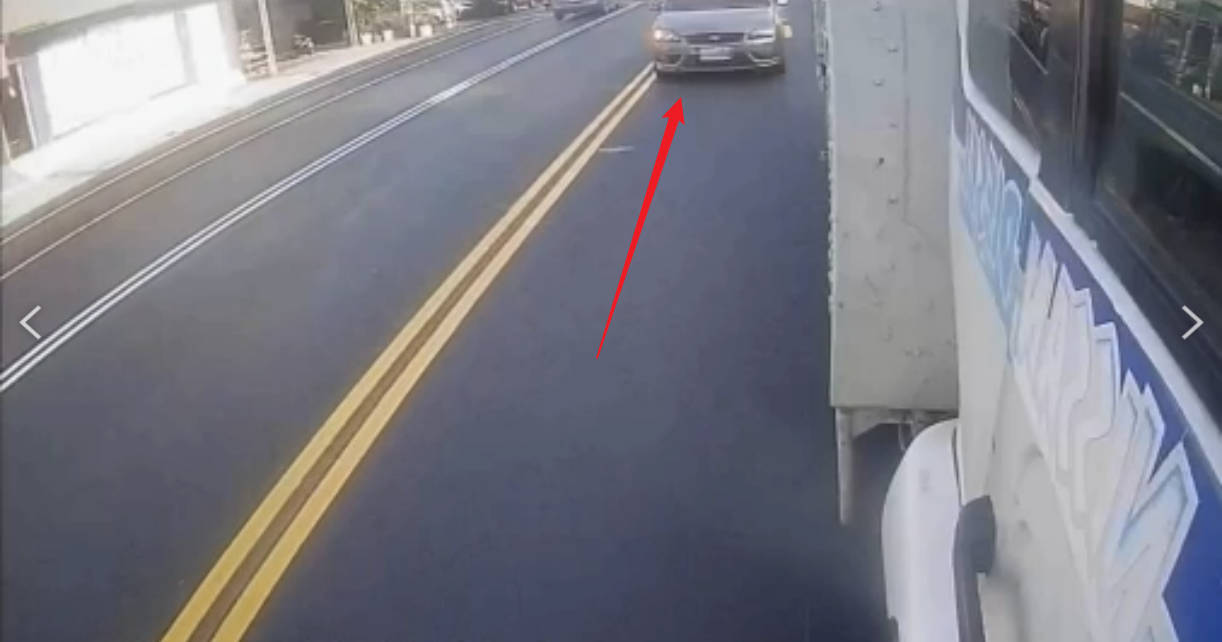 行車糾紛竟持疑似刀鞘砸窗 警速掌握犯嫌身分到案釐清。〈圖/記者蔡宗武翻攝〉
