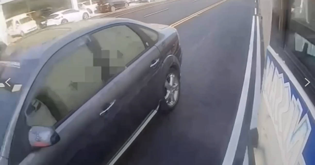 黑色轎車駕駛陳男持疑似刀鞘之黑色扁平物敲破王男貨車駕駛座玻璃致王男右手掌遭碎玻璃割傷，陳男旋即逃離現場。〈圖/記者蔡宗武翻攝〉