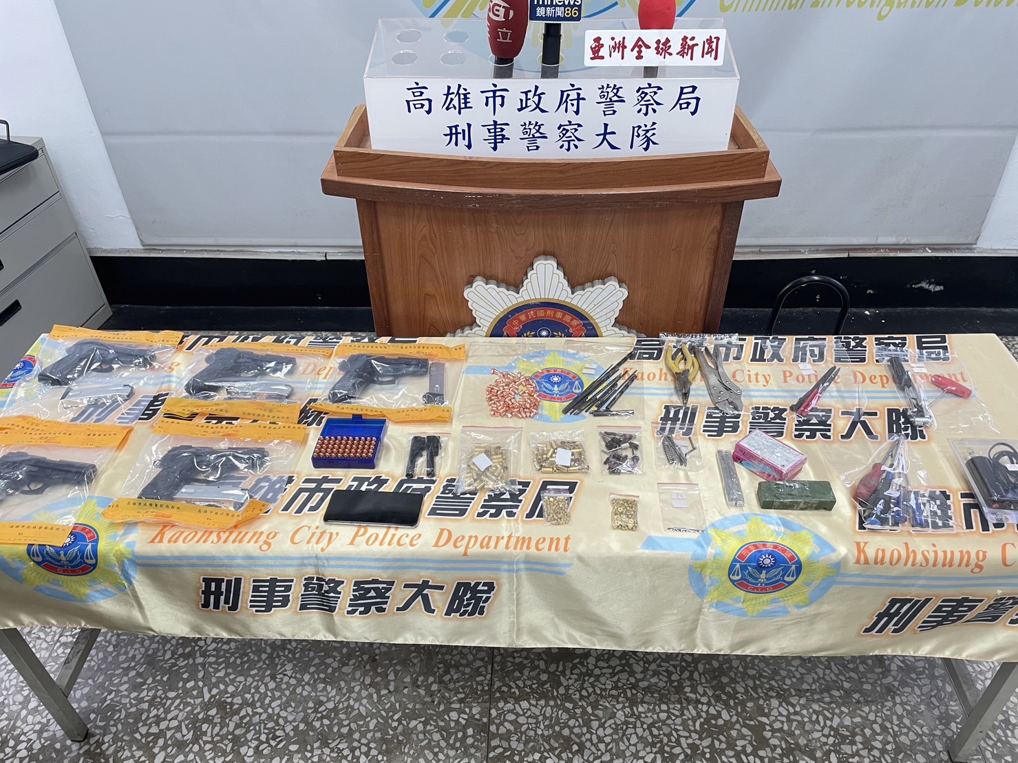 高市刑大鐵血不畏寒流，破獲行動軍火庫，及時嚇阻黑槍流入市面。〈圖/記者蔡宗武翻攝〉