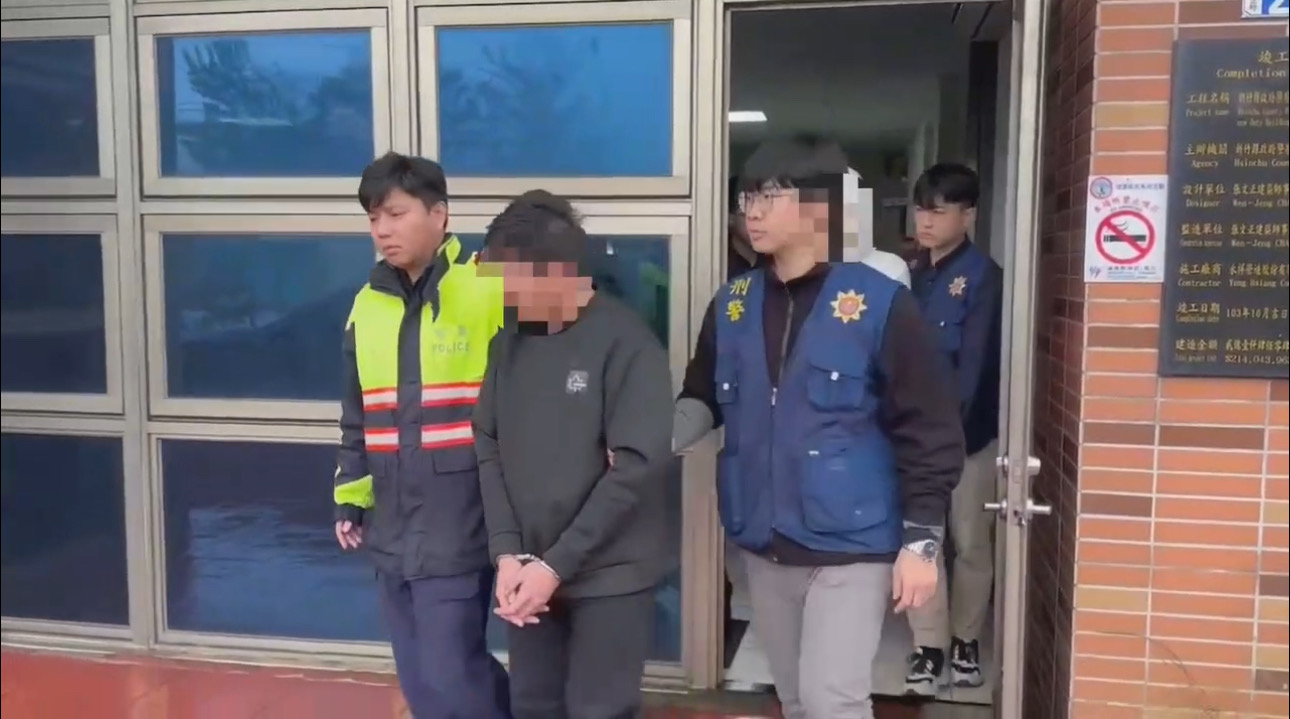 現場逮捕兩名涉案男子(彭姓、88年次；葉姓、85年次)，並於兩人身上起獲贓物金項鍊2條。（圖/新湖分局提供）