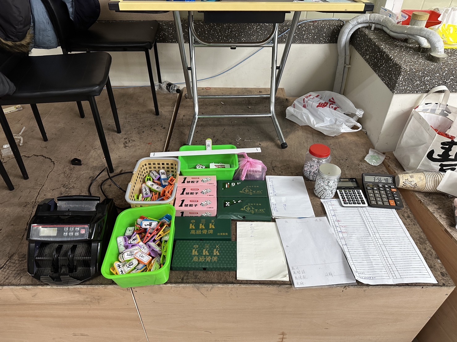 現場查獲大量毒品及帳冊賭金。（圖/橫山分局提供）