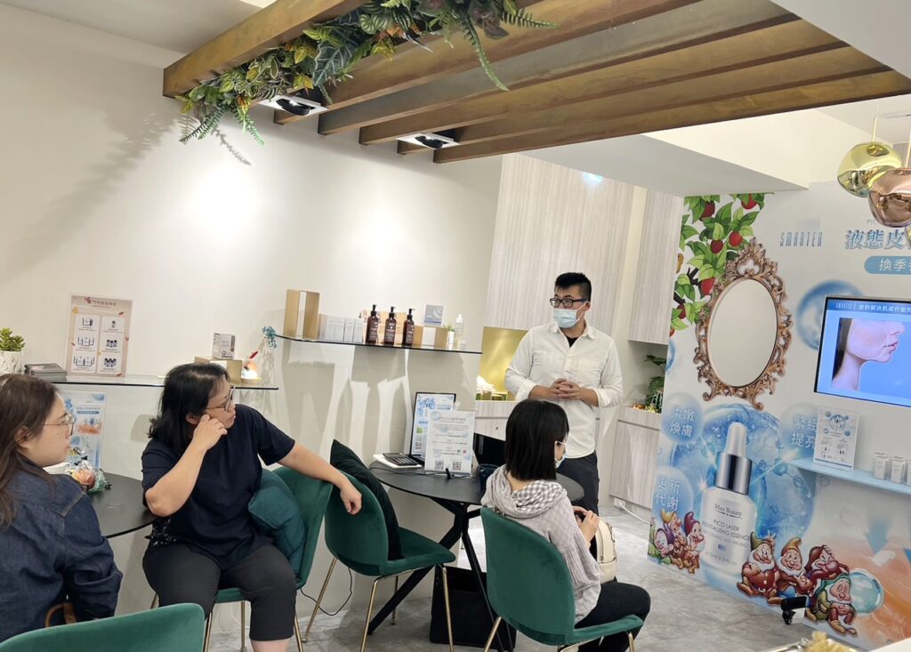 品牌總部代表-洪經理,巡迴19間門市,提供專業的保養新知與新品試用。