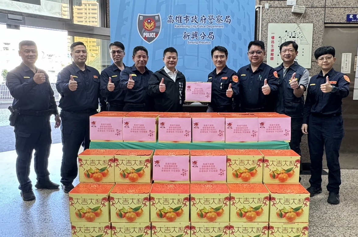 副議長曾俊傑展開慰勞基層員警行程 今前往警察局新興分局贈送茂谷柑 祝福基層員警龍年大吉