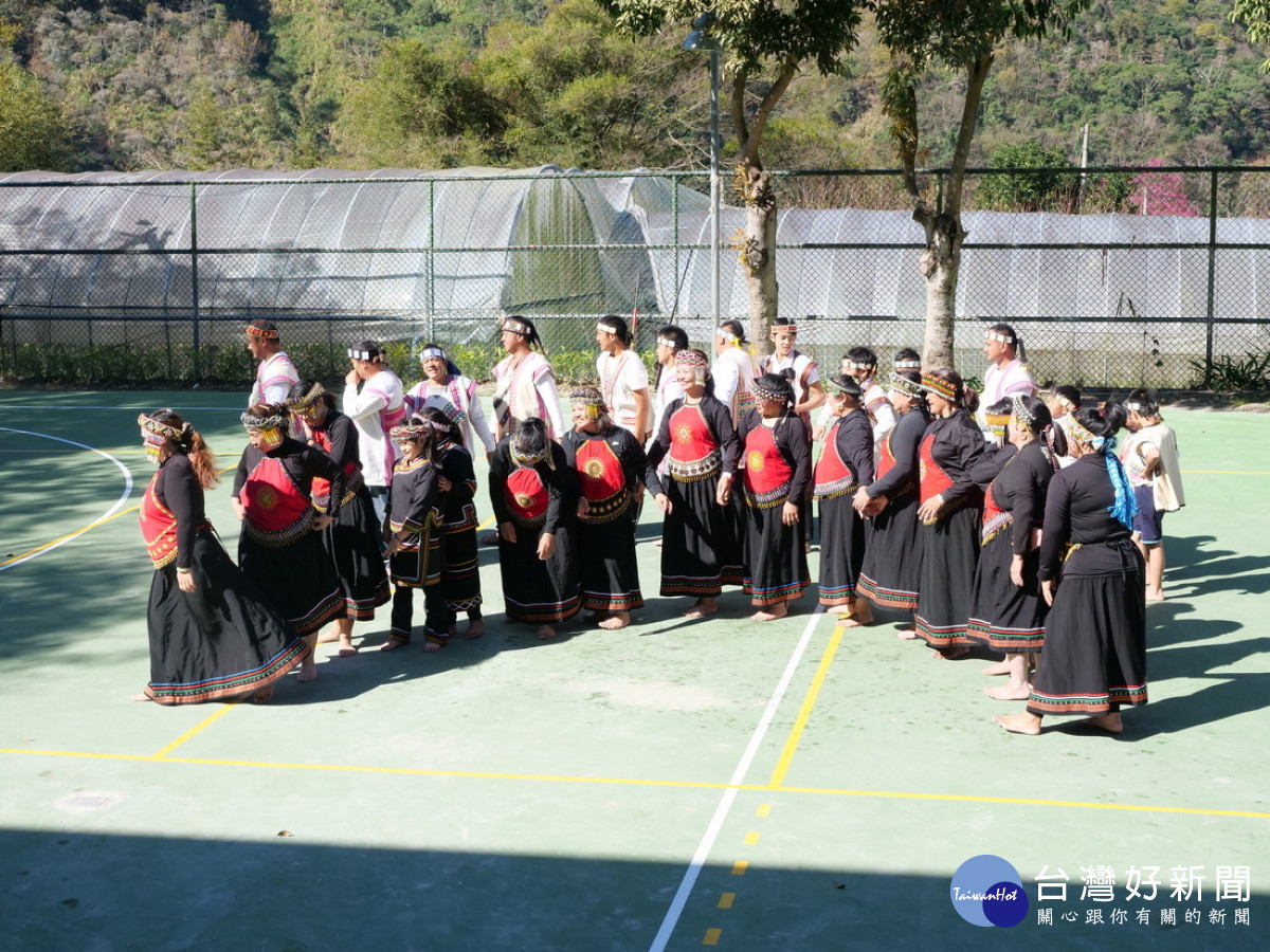 歡聚歌:在祭典結束時,大家一起歡樂慶祝。(圖/玉管處提供)