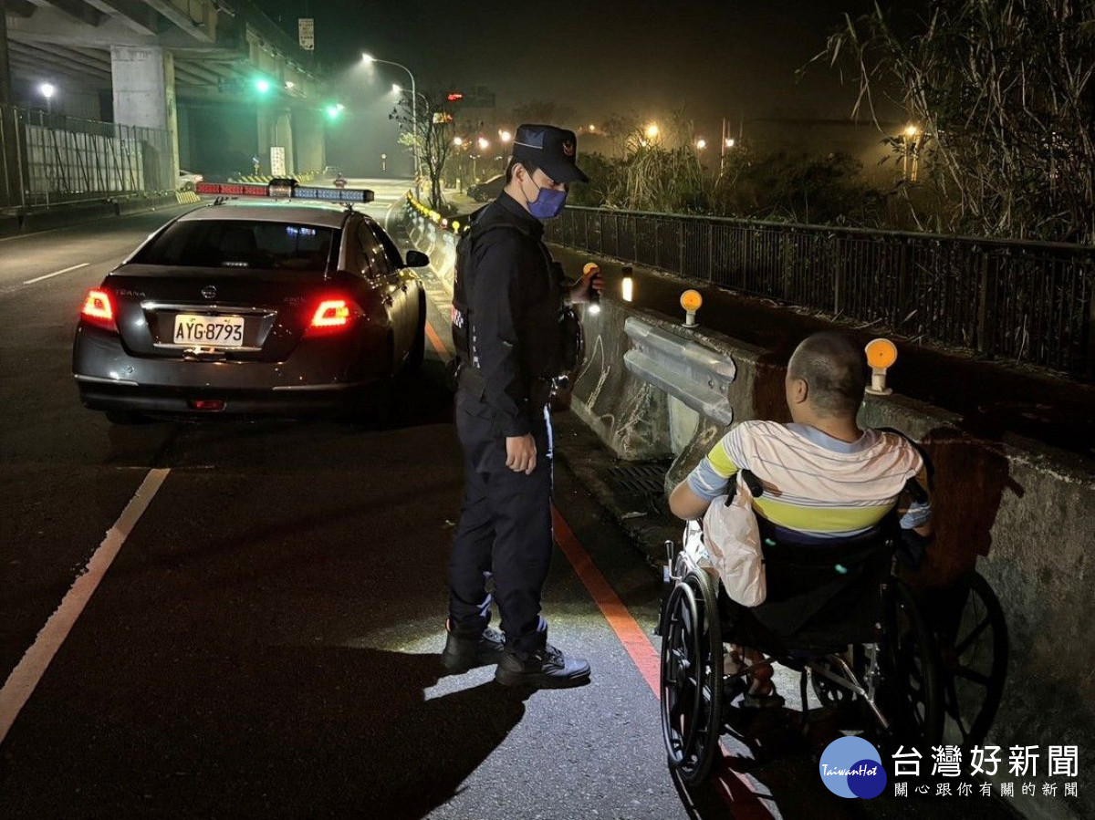 行動不便男負氣離家，警火速救援幸平安。