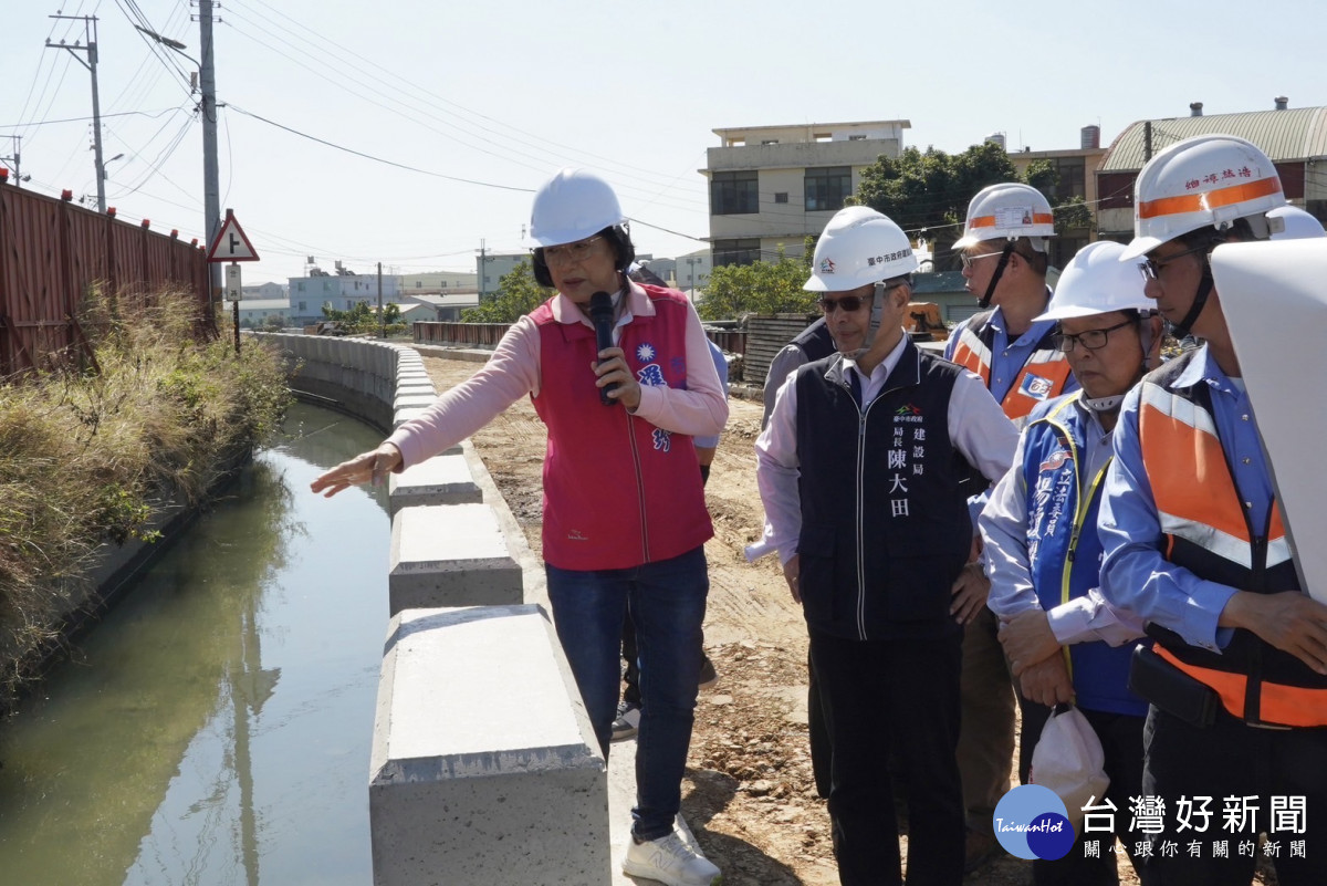 陳大田局長與羅永珍議員討論施工情形